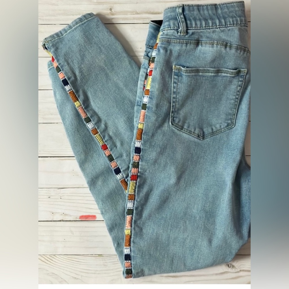 Knox Rose jeans, size 6, runs small (4), embroidery details